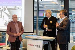 Uwe Guser erhält von J. Lewandowski (Mitte) und Chr. Steiger den 1.Preis