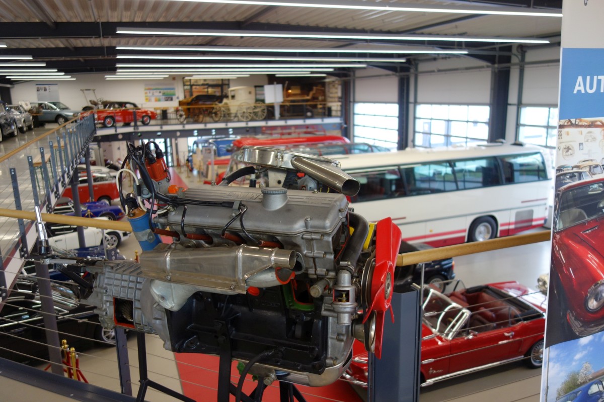 BMW Motor mit Blick auf weitere Exponate
